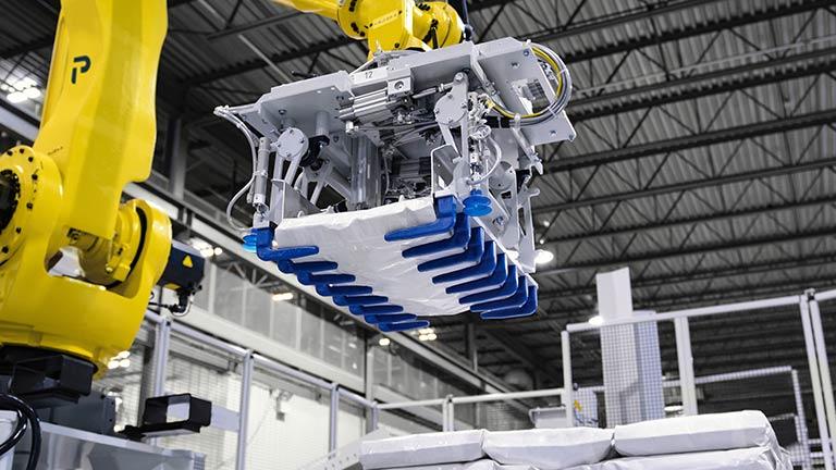 Palletizing machine with fanuk robot