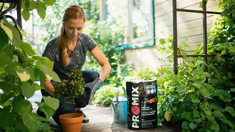 Quelqu'un avec un sac PRO-MIX