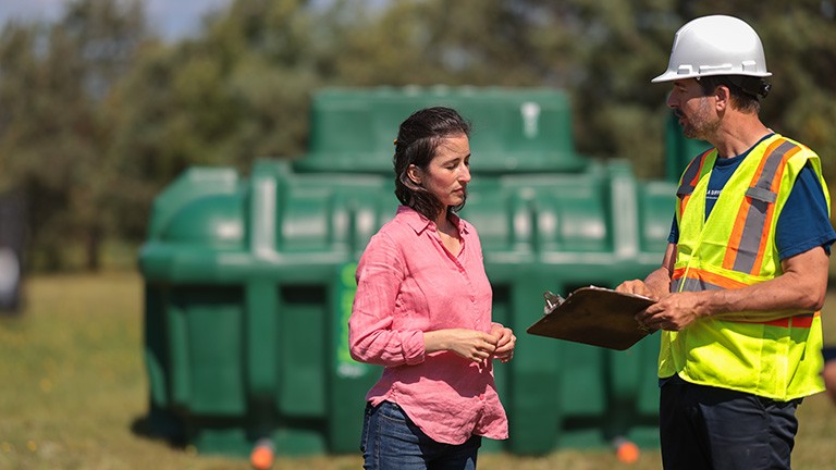 Des personnes parlent devant un Ecoflo