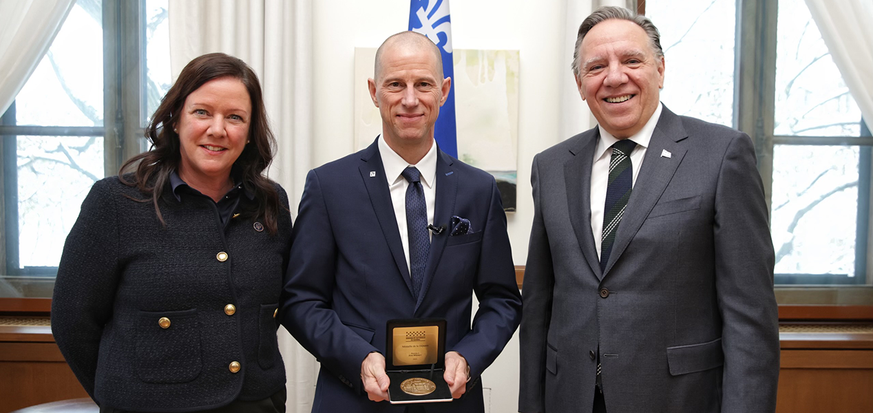 Jean Bélanger, Amélie Dionne et François Legault lors de la remise de la médaille de l'Assemblée nationale