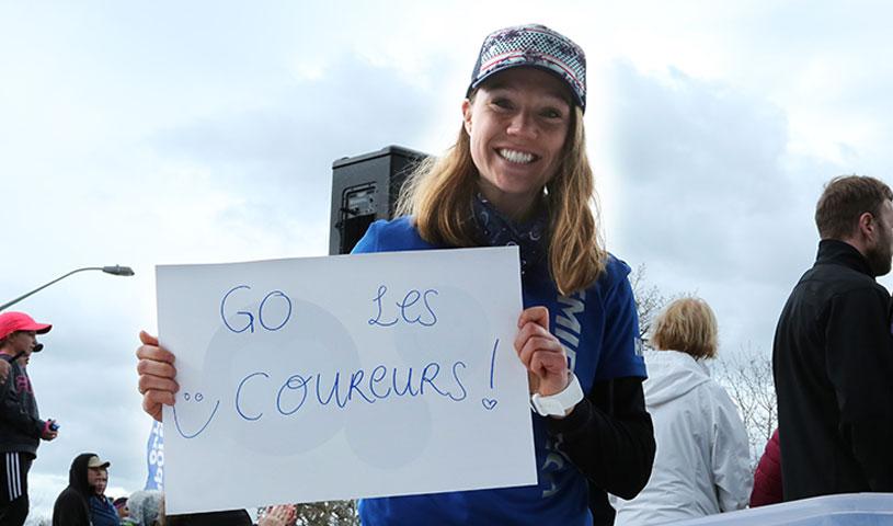 Équipière souriante