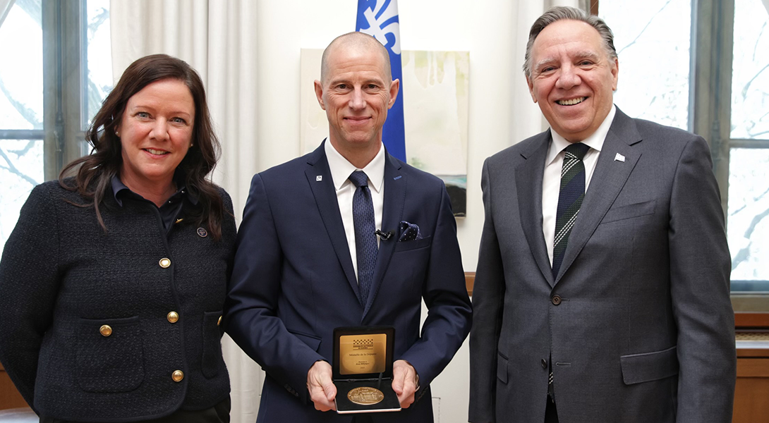 Jean Bélanger, Amélie Dionne et François Legault lors de la remise de la médaille de l'Assemblée nationale