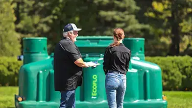 Des personnes parlent devant un Ecoflo