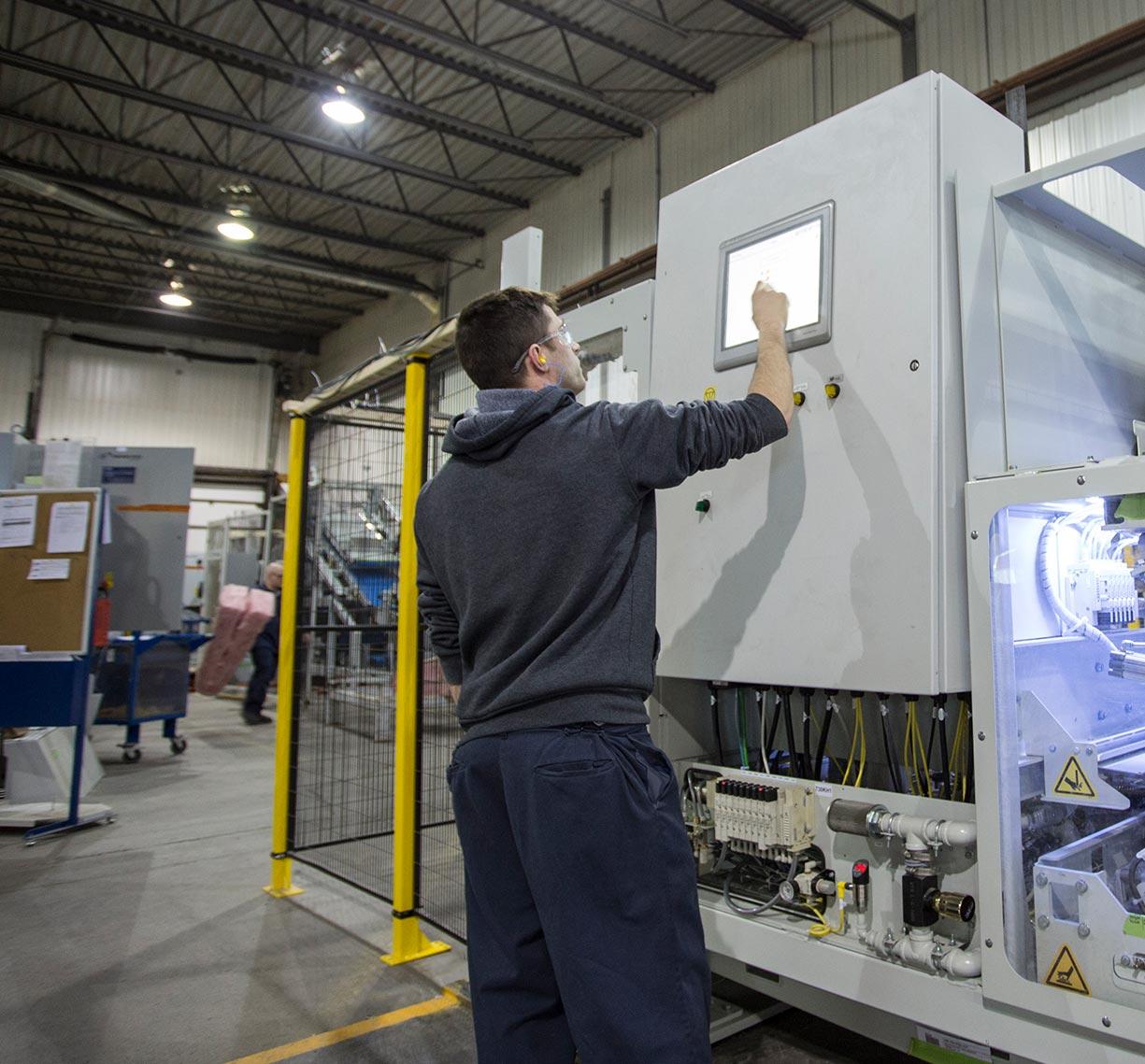 Équipier travaillant sur une ligne de production