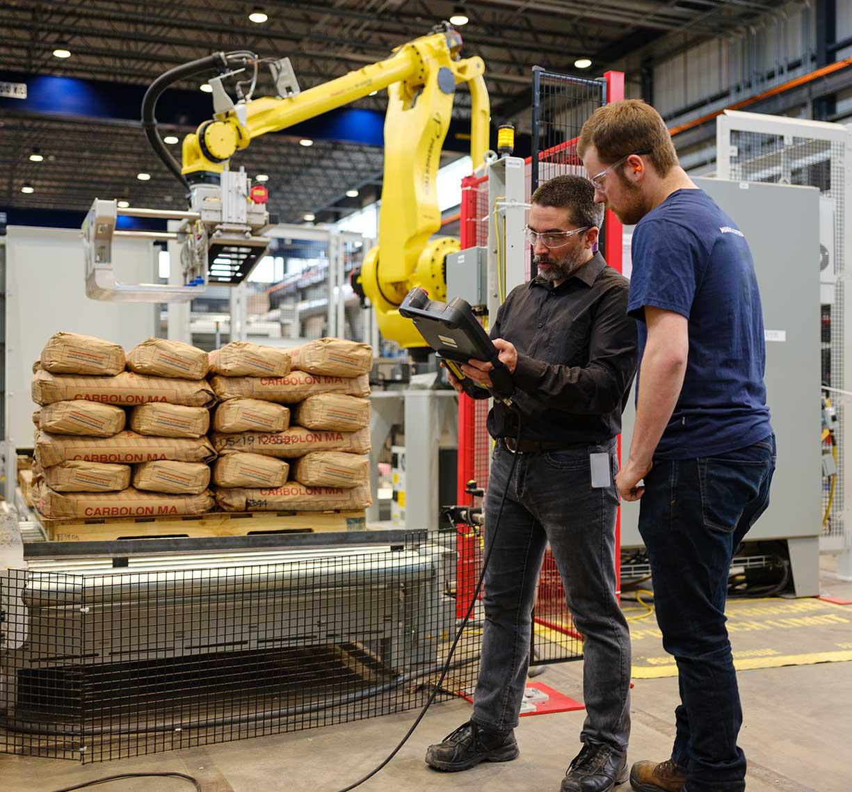 Équipiers parlant près d'une ligne de production