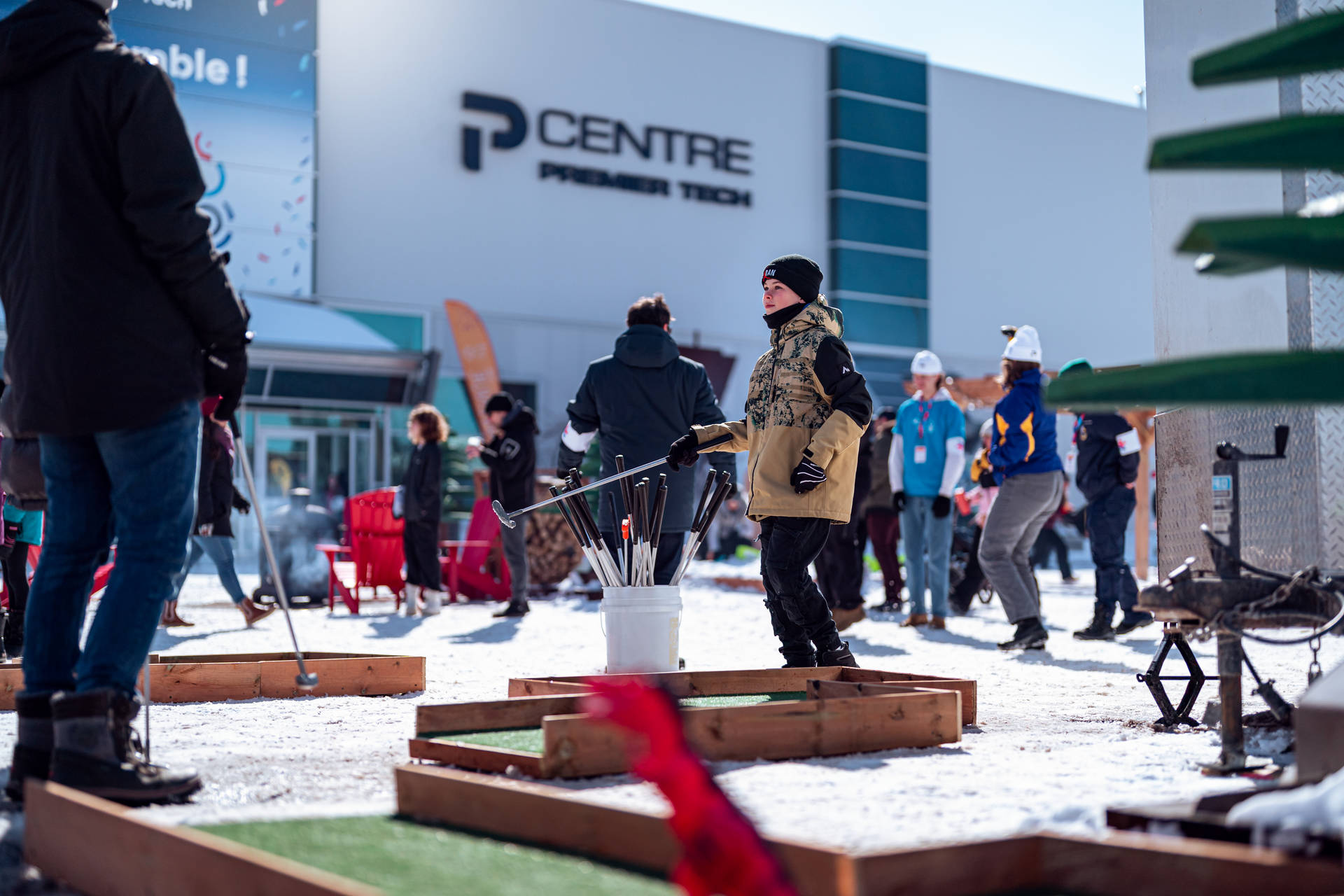 Une jeune qui joue au mini golf à la Place des Jeux Premier Tech