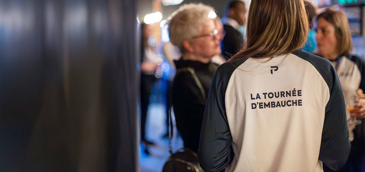 Team member with a Tournée d'embauche t-shirt