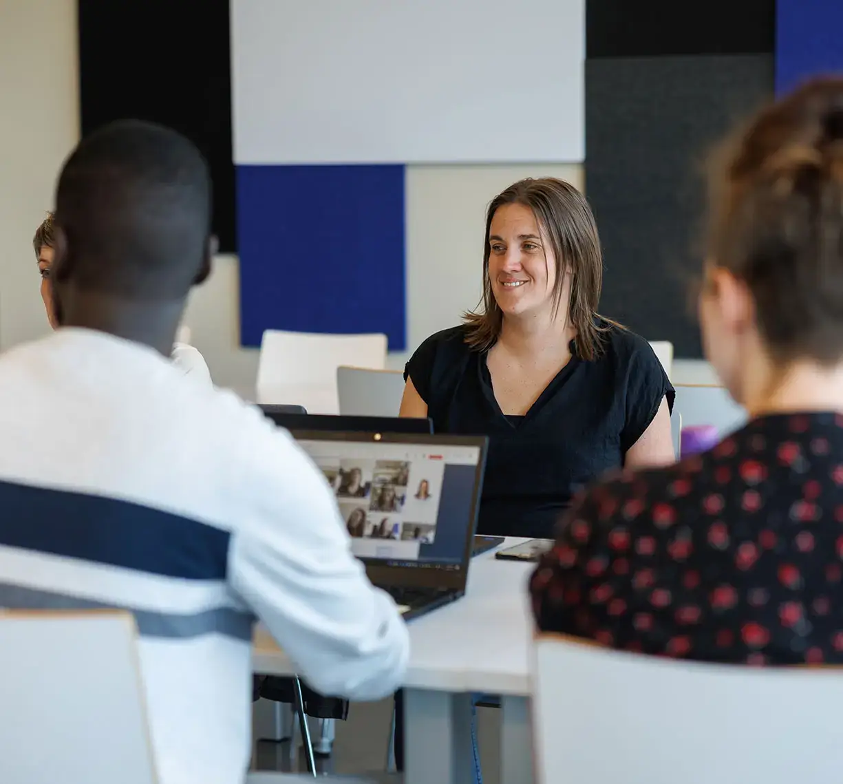 Équipiers de Premier Tech qui discutent