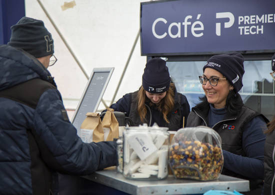 Bénévoles Premier Tech qui servent du café sous le Dôme des Jeux du Québec