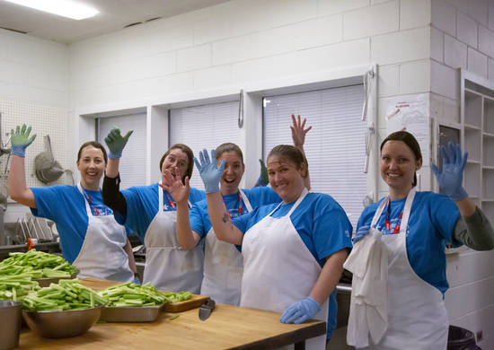 Équipiers Premier Tech qui ont fait du bénévolat en cuisine lors des Jeux du Québec